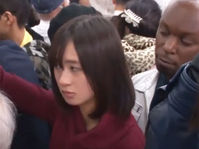 美人JD娘が鬼畜な黒人レ●プ魔に痴漢されて抵抗できないままに生中出し